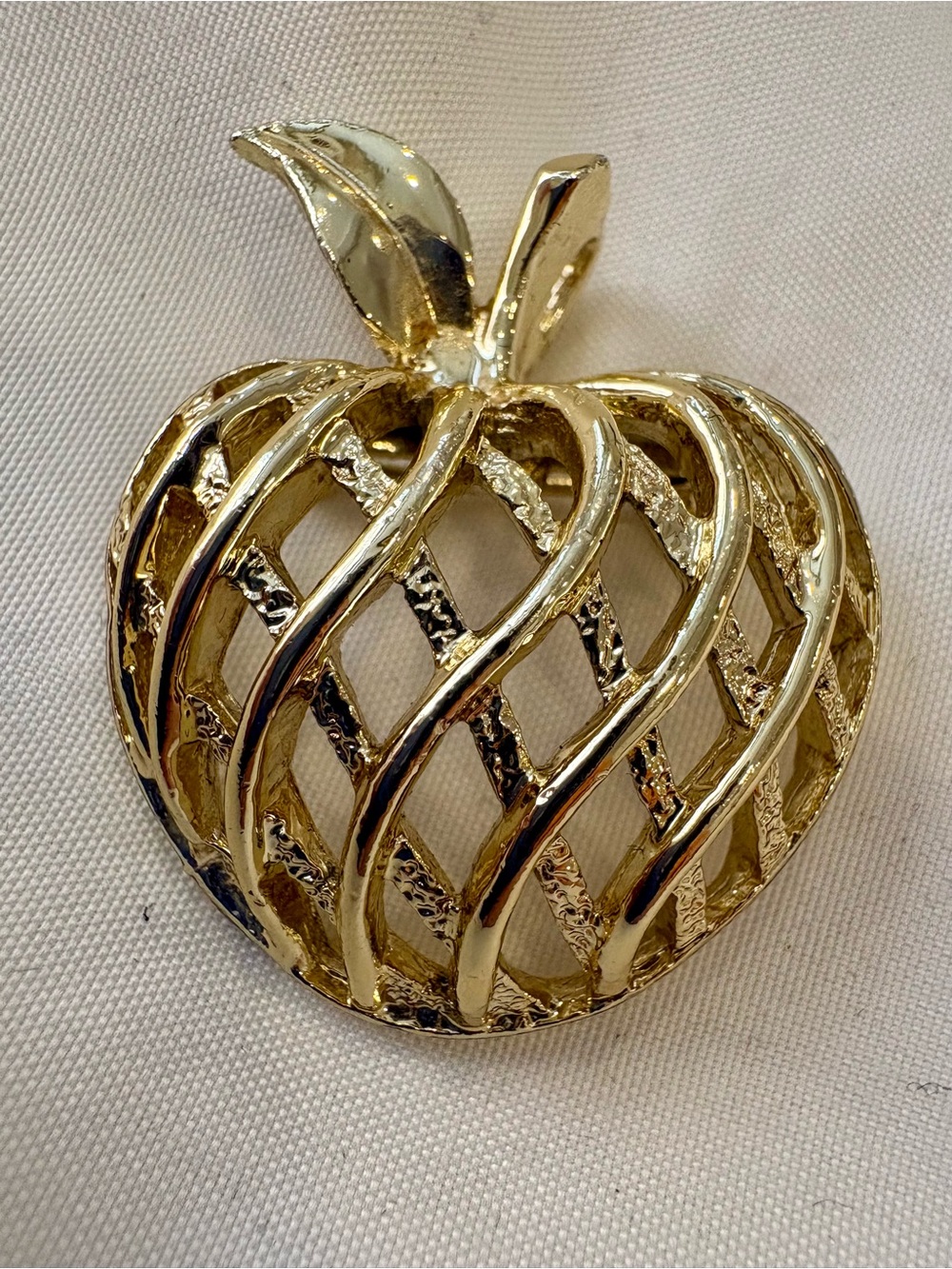 Vintage Gerry’s Gold-Tone Apple Brooch 🍎 70s / 80s
